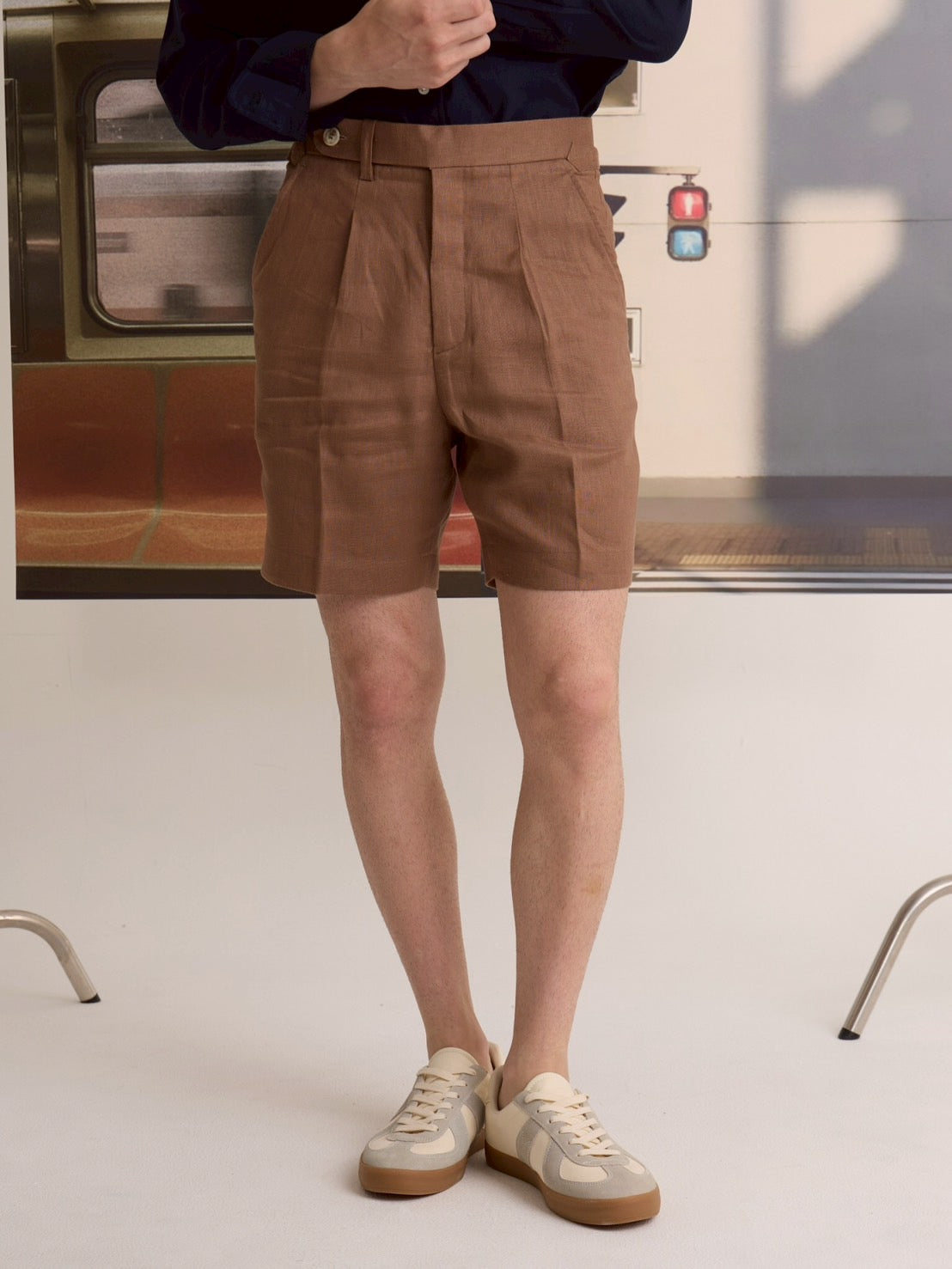 PLEATED LINEN SHORTS - BROWN