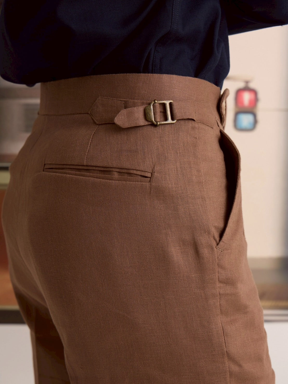 PLEATED LINEN SHORTS - BROWN