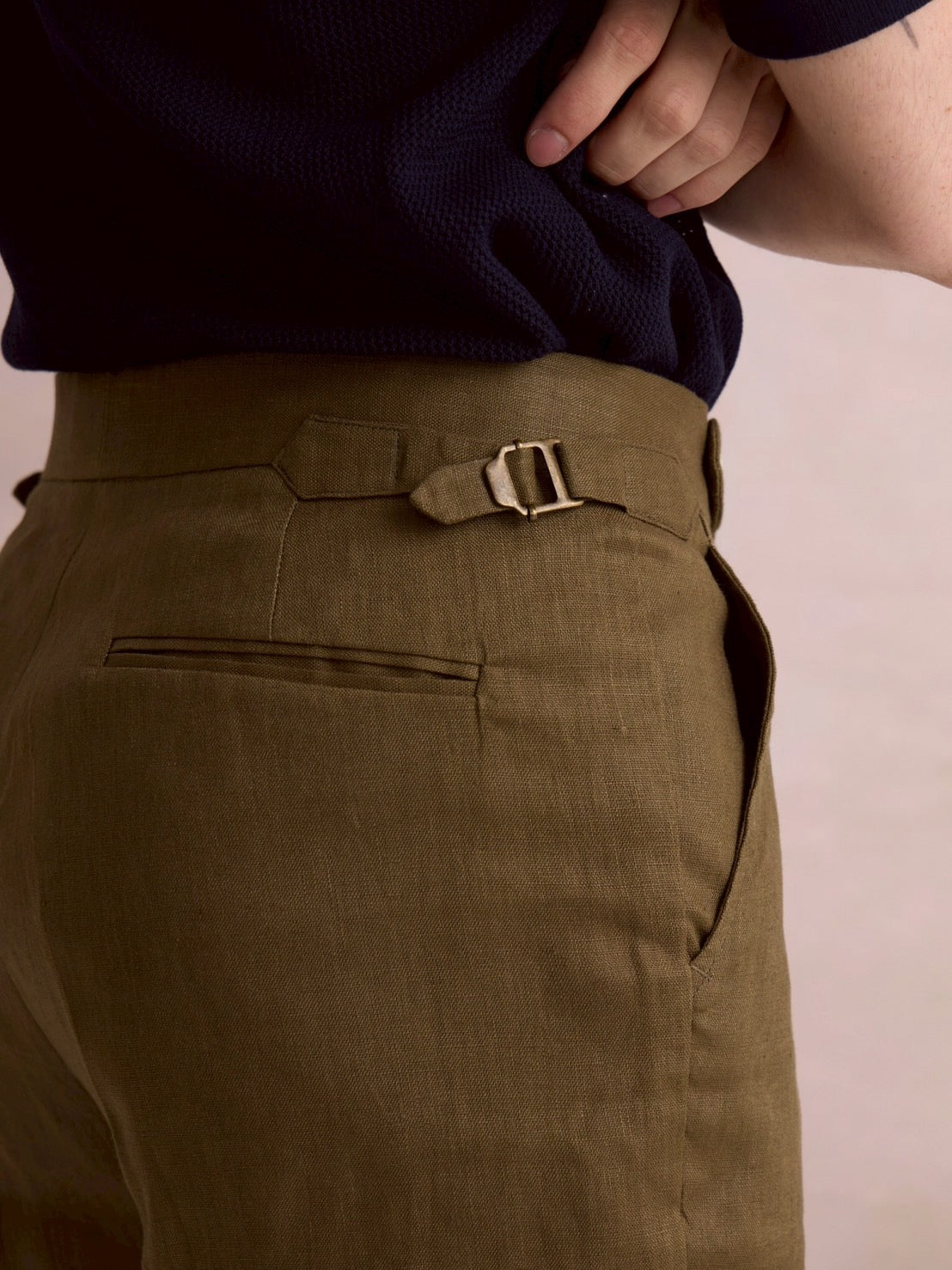 PLEATED LINEN SHORTS - OLIVE