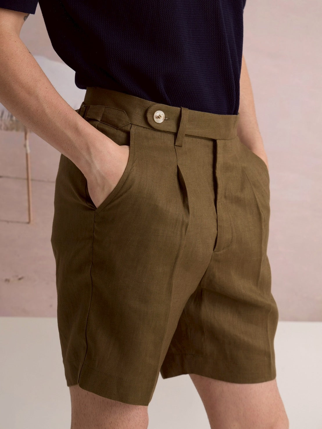 PLEATED LINEN SHORTS - OLIVE