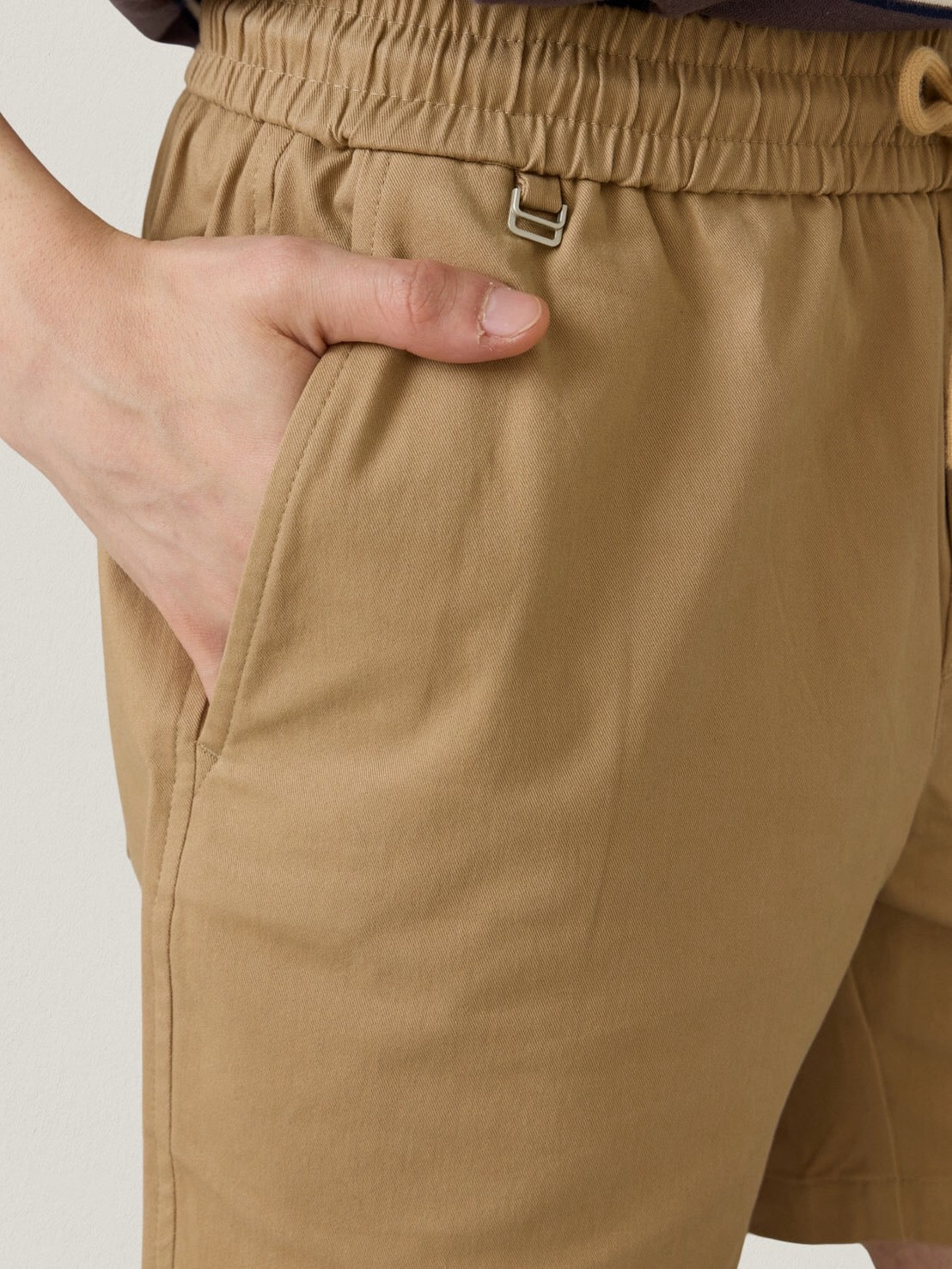 FLEX RELAXED SHORTS - KHAKI