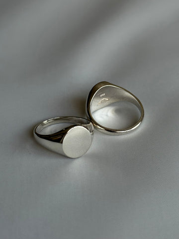 MARBELLA - OVAL SIGNET LITE RING